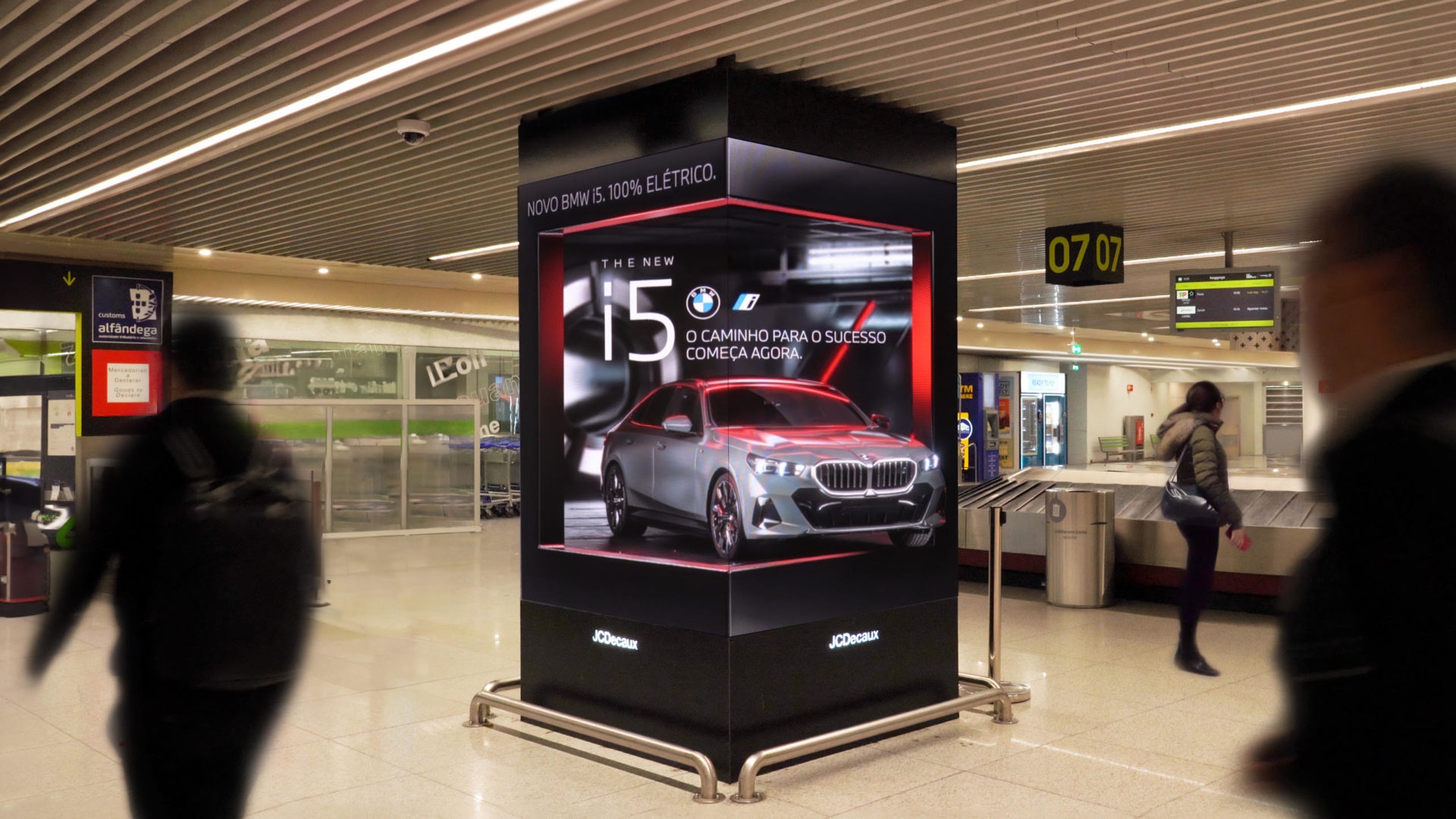 BMW estreia novo suporte anamórfico 3D da JCDecaux no aeroporto de Lisboa (com vídeo)